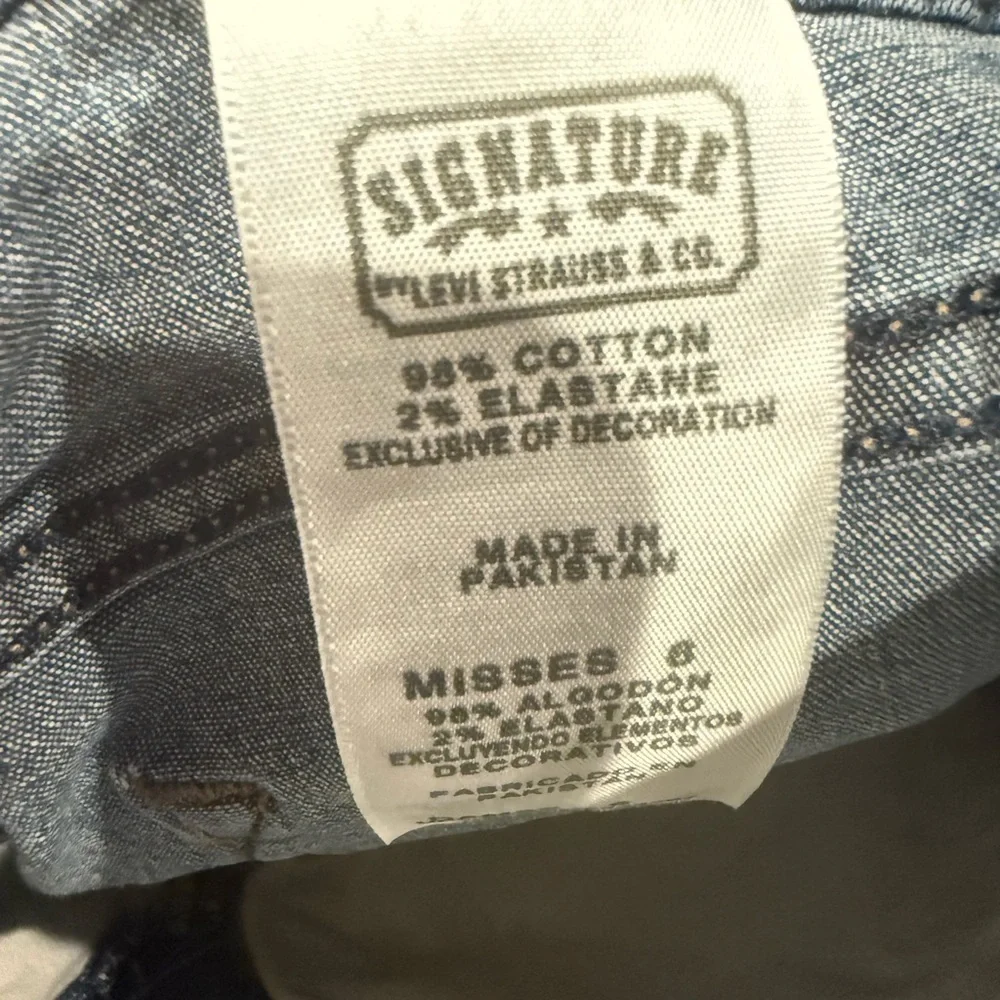 Levi’s Signature Jeans Medium Wash Cropped Women’s Size 6